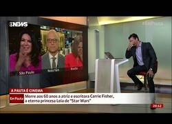 Enlace a El reportero más fan de Star Wars saca su lado friki durante una entrevista