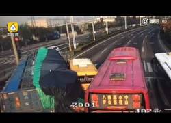 Enlace a El camión que no tenía espacio para pasar y terminó impactando contra un autobús de niños