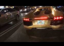 Enlace a Graban el momento exacto en el que un Lamborghini Aventador se la pega