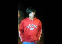 Enlace a Este chico puede subirte a cualquier deportivo o moto solamente con su boca