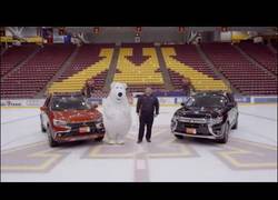 Enlace a La mascota de una compañía de coches que no podía dejar de resbalarse en el hielo durante un anun