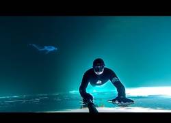 Enlace a Así de impresionante se ve un lago congelado desde dentro