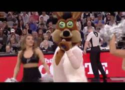 Enlace a El genial show de la mascota de los Spurs haciendo de Mariah Carey