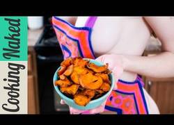 Enlace a Aprende con esta simpática chica a hacer unas deliciosas patatas picantes