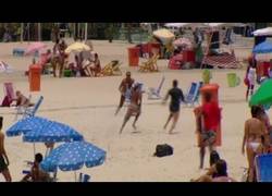 Enlace a Este ladrón recibe su merecido en la playa de Copacabana tras robarle a varios bañistas