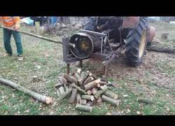 Enlace a Una llanta: el mejor cortador de leña del mundo