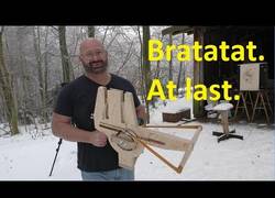 Enlace a OMG! Este hombre se hace una ballesta automática en casa