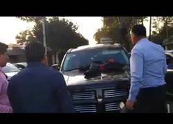 Enlace a Este hombre se encuentra a su mujer en un coche con su amante y le lía la mundial