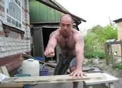 Enlace a A este ruso no le hace falta un martillo para clavar clavos