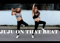 Enlace a Estas gemelas nos enseñan a bailar esta curiosa música