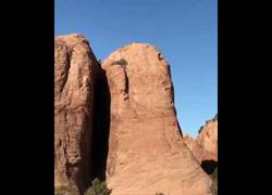 Enlace a Un descenso muy vertical de 50 Metros en bicicleta