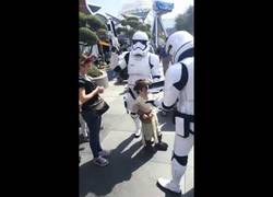 Enlace a Esta niña se portó mal... y los Stormtroopers la detuvieron sin pensarlo