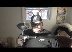 Enlace a Este tío es un genio y se dispara con una pistola de paintball en la cara