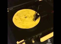 Enlace a Así es como suena una tortilla de patatas si la pones en un tocadiscos