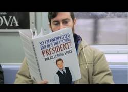 Enlace a ¡Vuelven las lecturas épicas en el metro! La gente alucina viendo estos libros sobre Trump