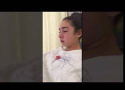 Enlace a Esta chica anestesiada creía que su lengua se había caído tras sacarle las muelas de juicio