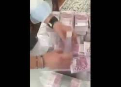 Enlace a Contando billetes de 500€ like a boss