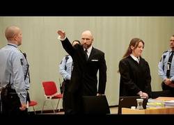 Enlace a El asesino Breivik pide un taxi en mitad de su juicio para irse a casa