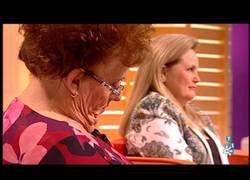 Enlace a Una señora de queda dormida en el programa de Juan y Medio y le gastan una broma divertidísima