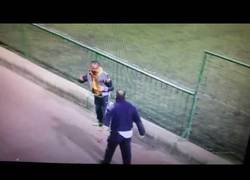 Enlace a La tremenda pelea de estos dos padres de futbolistas durante un partido de juveniles