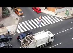 Enlace a Y de repente... una pelea con los basureros de Tenerife en plena calle