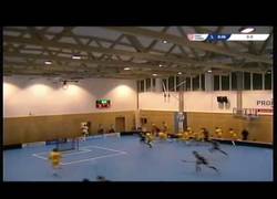 Enlace a La impresionante evacuación de un pabellón que se vino abajo por culpa de la nieve