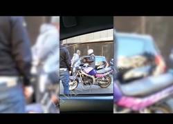 Enlace a Una conductora entra en pánico al verse atrapada por una huelga de taxistas en Barcelona