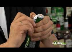 Enlace a ¿No tienes un abridor para abrir tu botella? Así se hace con un simple papel