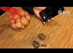 Enlace a NOKIA con su nuevo smartphone ya muestra su gran poder rompiendo nueces