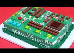 Enlace a Así se hace la deliciosa tarta en forma de placa base que todo informático querrá probar