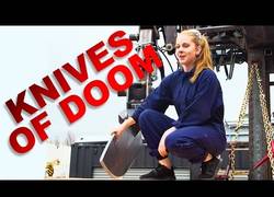 Enlace a Simone Giertz, la inventora de lo absurdo, crea unos super cuchillos para cortar de todo