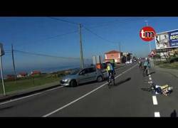 Enlace a Provoca la caída de un ciclista y se fuga dando una calada al cigarro mientras saluda