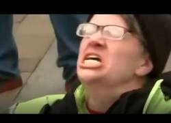 Enlace a Este protestante no parece muy contento con la toma de poder de Donald Trump