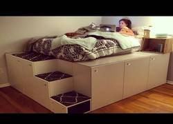 Enlace a Montando una increíble plataforma para la cama a partir de otros muebles del IKEA