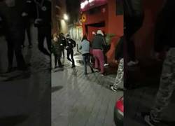 Enlace a Un grupo de antifascistas le pega una paliza a una mujer en las puertas de un local