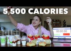 Enlace a Esta chica se gasta 40$ en el McDonalds y se lo come todo: 5508 calorías