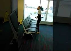 Enlace a Ella es Shemika Charles, campeona mundial de limbo, y probará pasar por debajo de estos asientos