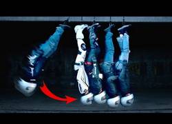 Enlace a Con este efecto péndulo con personas verás la diferencia de un buen casco para motos