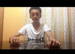 Enlace a La brutal interpretación de este chico simplemente con dos bolis