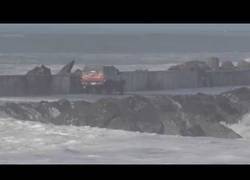 Enlace a Se mete con el coche en un lugar con olas terribles y tiene que venir el helicóptero a rescatarle