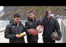 Enlace a El increíble efecto de estas pelotas al lanzarlas desde 200 metros de altura