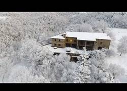 Enlace a Un Dron sobrevuela un pueblecito después de la gran nevada