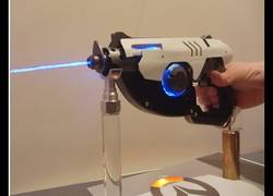 Enlace a Recrean este laser totalmente funcional de Overwatch
