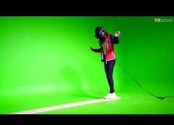 Enlace a Esta chica se lleva el susto de su vida al caminar sobre un listón en un rascacielos con VR