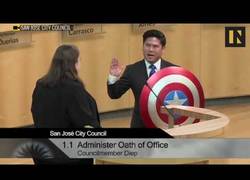 Enlace a Fue elegido concejal en San José (California) y juró su cargo con el escudo de Capitán América