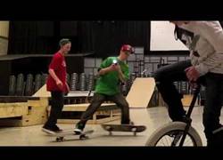 Enlace a Este chico no se rinde al intentar la habilidad definitiva con el monociclo