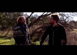 Enlace a El incómodo momento cuando te encuentras a una persona en el bosque y te propone algo así