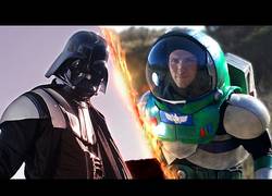 Enlace a Darth Vader enfrentándose a un duro enemigo, nada más y nada menos que Buzz Lightyear