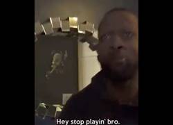 Enlace a Le arranca las cejas con cinta americana mientras duerme y se pilla un enfado tremendo