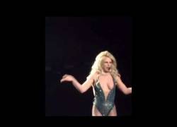 Enlace a A Britney Spears se le sale un pecho en pleno concierto y sigue actuando sin enterarse